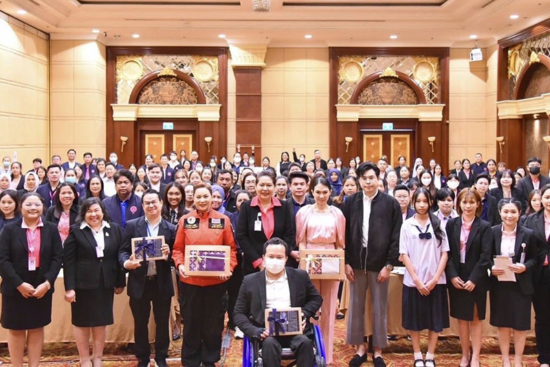 Group photo of panelists, moderator, organizers, and participants, there were more than 180 participants attending the workshop