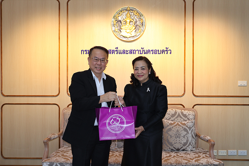 นายพิรุณ ลายสมิต ผู้อำนวยการบริหาร ศูนย์พัฒนาและฝึกอบรมคนพิการแห่งเอเชียและแปซิฟิก (APCD) นำทีมงาน APCD เข้าอวยพรปีใหม่ นางสาวจตุพร โรจนพานิช อธิบดีกรมกิจการสตรีและสถาบันครอบครัว