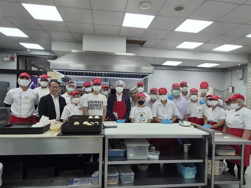 Group photo of JETRO and Yamazaki's disability trainers
