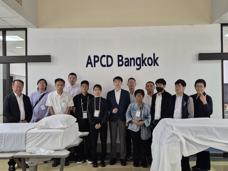 Group photo of JETRO and disability-hotel services trainers