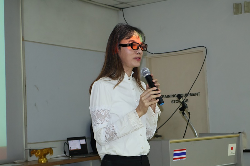 Trainee with visual disability delivered speech to express appreciation for the valuable opportunity.
