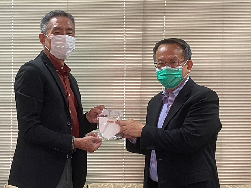 Season's Greetings & Happy New Year 2022, Mr.Masami Akiyama (President of THAI YAMAZAKI CO., LTD.) and team extended the best wishes to Mr. Piroon Laismit (APCD Executive Director).