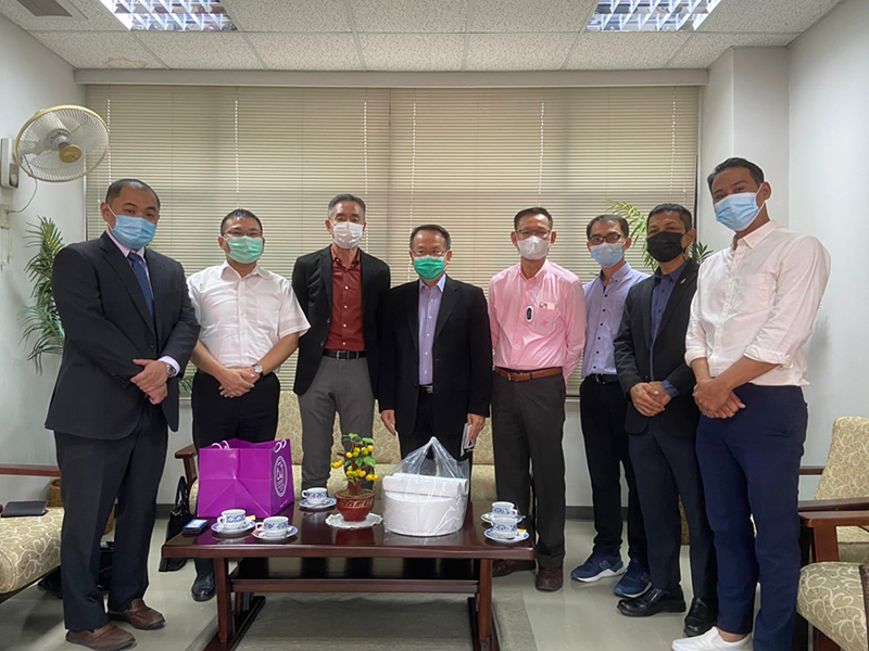 Season's Greetings & Happy New Year 2022, Mr.Masami Akiyama (President of THAI YAMAZAKI CO., LTD.) and team extended the best wishes to Mr. Piroon Laismit (APCD Executive Director).