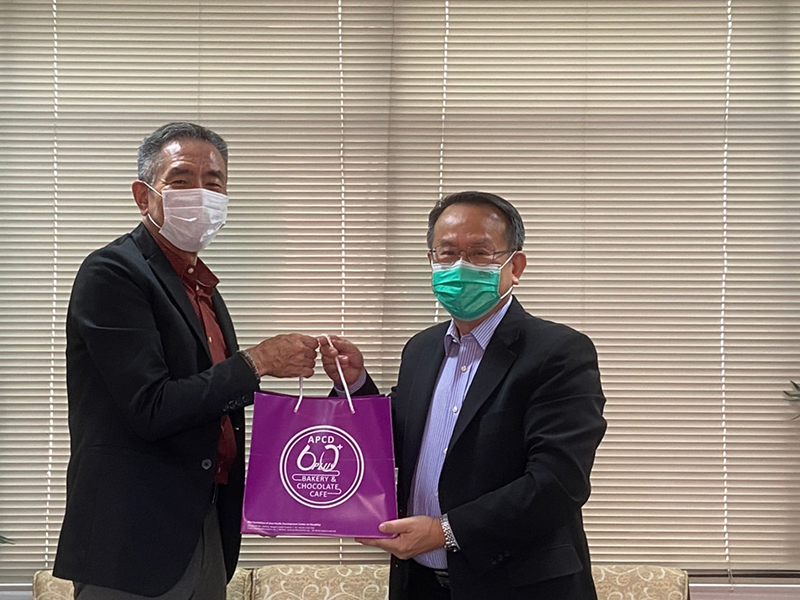 Season's Greetings & Happy New Year 2022, Mr.Masami Akiyama (President of THAI YAMAZAKI CO., LTD.) and team extended the best wishes to Mr. Piroon Laismit (APCD Executive Director).