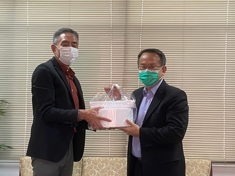 Season's Greetings & Happy New Year 2022, Mr.Masami Akiyama (President of THAI YAMAZAKI CO., LTD.) and team extended the best wishes to Mr. Piroon Laismit (APCD Executive Director).