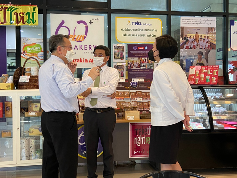 2. Mr. Piroon Laismit facilitated a tour of the 60+ Plus Bakery & Chocolate Café Project and explained the previous collaborations with TICA.