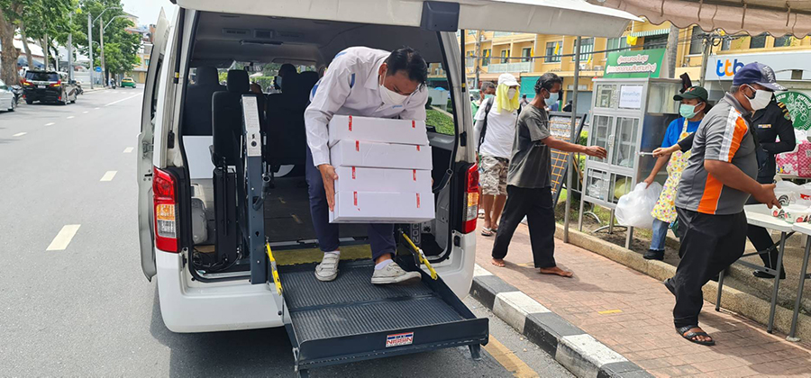 Mr. Phutawan Na Chiangmai, the Thai Yamazaki Chief chef, a resource person for the project, delivered and donated the box sets on behalf of donors.