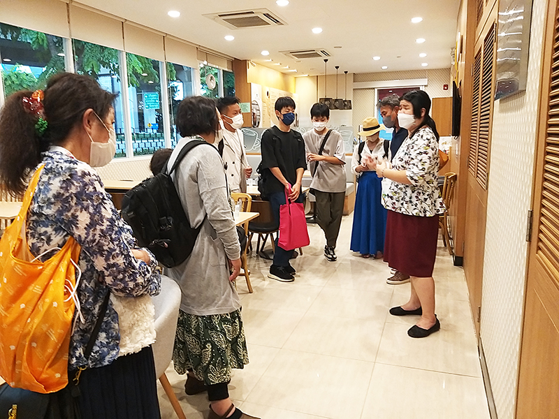 1. Mr. Piroon Laismit, APCD Executive Director, welcomed visitors from Japan and Italy.