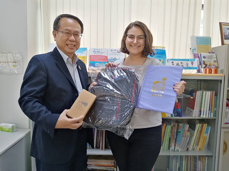 Mr. Piroon Laismit, Executive Director, APCD presented the completion of internship program certificate and souvenirs to Ms. Elizabeth.