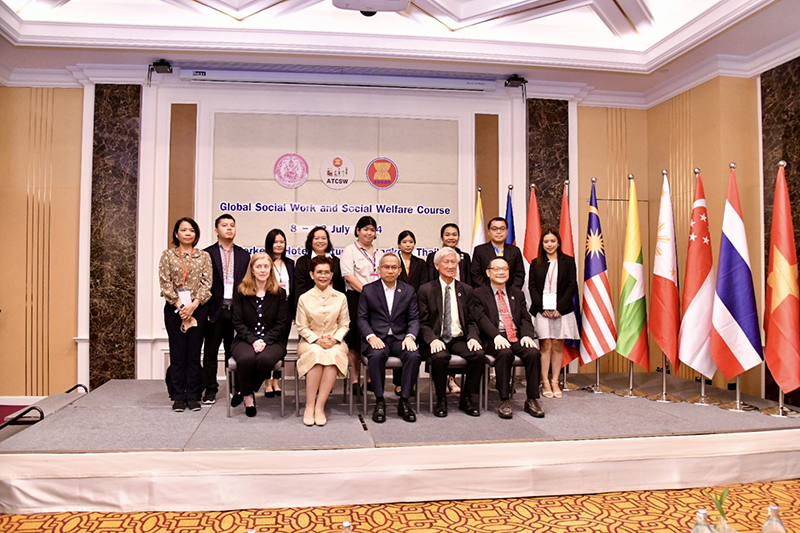 A unit of group photo of Thai participants and APCD staff with executive’s organizer at the opening course.