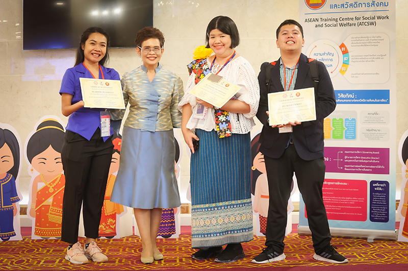 APCD staff took photo with Mrs. Saranpat Anumatrajkij, Director of ATCSW on the completion of course attendance.