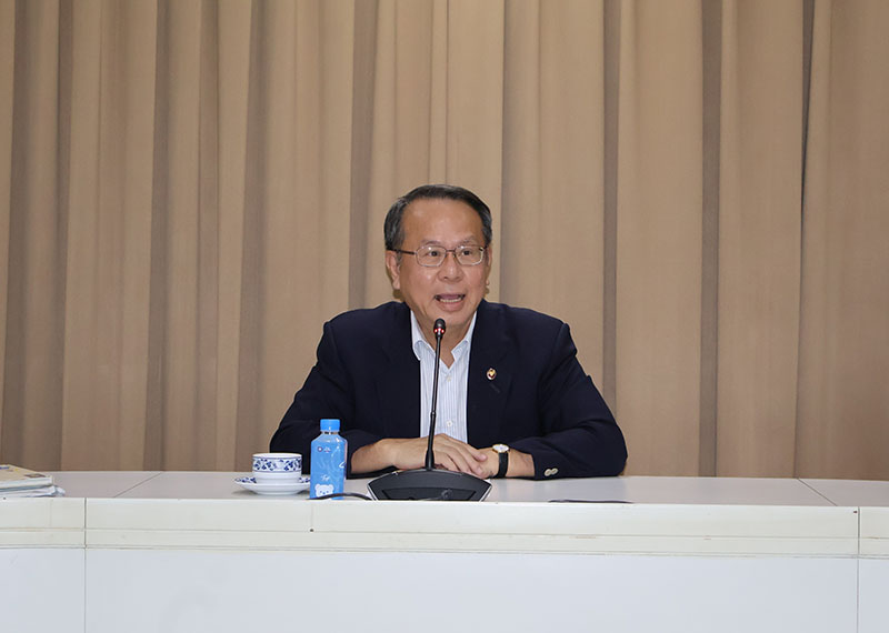 Mr. Piroon Laismit, Executive Director of APCD, delivered his welcome remarks to the Japanese delegation and highlighted APCD’s friendship with Mr. Yutaka Takamine, President of Empowerment Okinawa, who led the delegation.