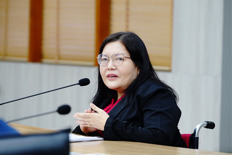 Assoc. Prof. Dr. Arunee Limmanee, a policy expert presenting the draft policy paper to the advisory board members.