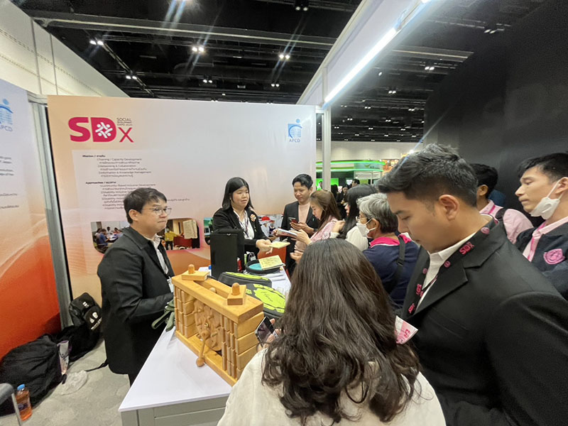 APCD Booth: APCD showcased inclusive initiatives on disability, sports, and disaster risk reduction. Visitors were participating in the interactive activities and interacting with APCD staff with different abilities.