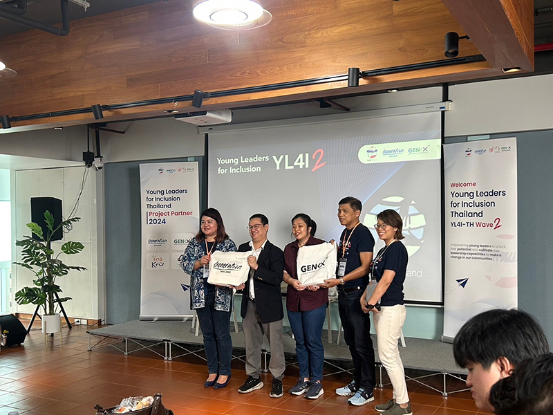 tokens presented by the organizers (Generation Thailand and King Mongkut's University of Technology) to panellists.