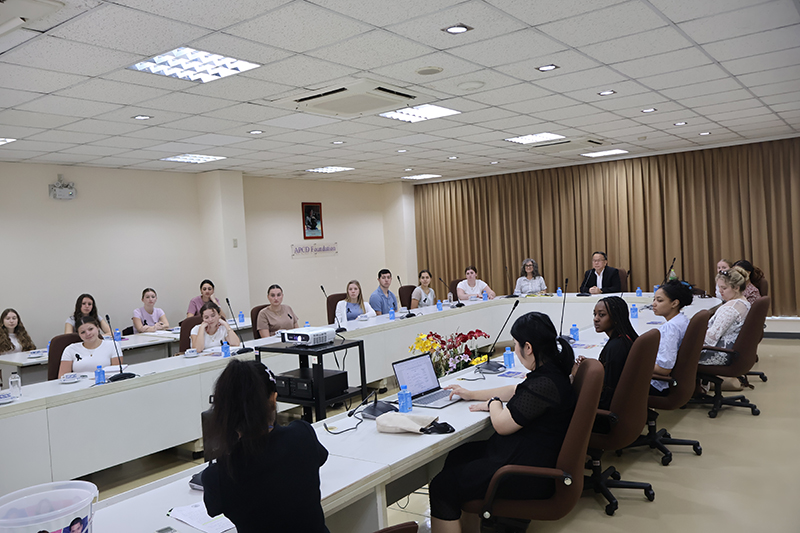 There were 26 students and 2 professors, Prof. Laura Eisenman from Delaware University and Asst. Pro. Dr. Theeraphong Bualar from Burapha University.