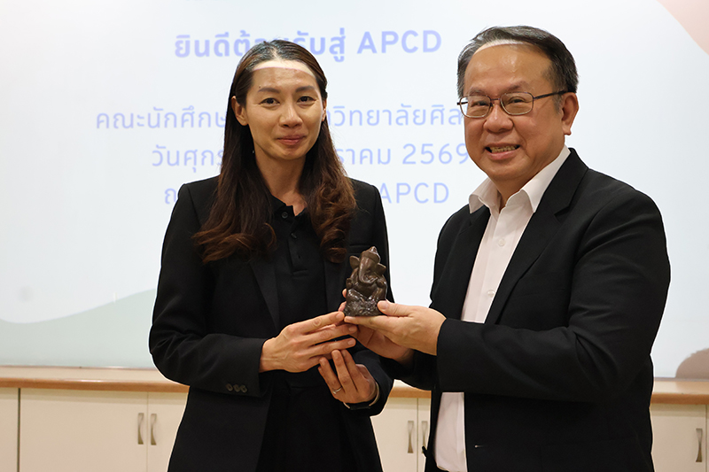 Asst. Prof. Manasanan Namsomboon, Ph.D. from Silpakorn University presented souvenir to Mr. Piroon as an appreciation.  