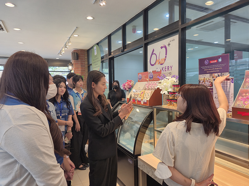 The students visited DIB project at APCD 60+ Plus Bakery & Café, facilitated by Ms. Thorfan Dechachainimit.