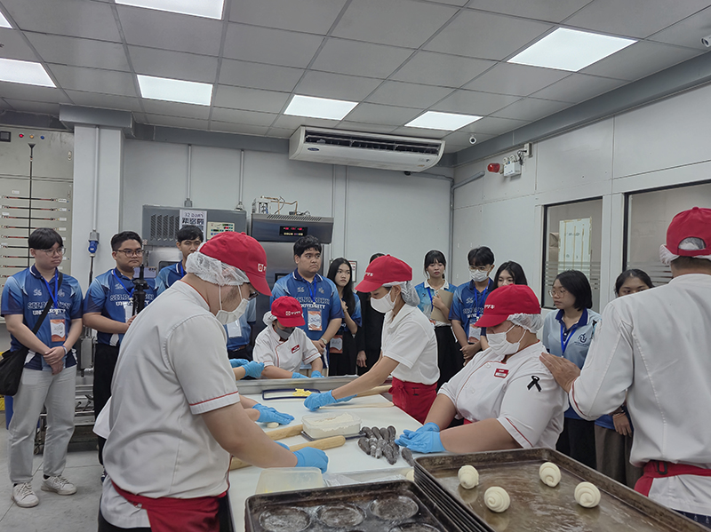 The students observed DIEB project, employee with disabilities baking the bakery at APCD 60+ Plus Bakery & Café. 