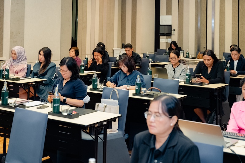 An interactive learning environment fostering dialogue between entrepreneurs and representatives from diverse sectors.