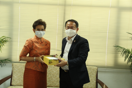 ศพอ. มอบของขวัญช็อคโกแลตในเทศกาลส่งความสุข แด่คุณสราญภัทร อนุมัติราชกิจ อธิบดีกรม พก. คนใหม่ ซึ่งท่านเคยดำรงตำแหน่งผู้อำนวยการบริหาร ศพอ. ระหว่าง ปี 2547-2549