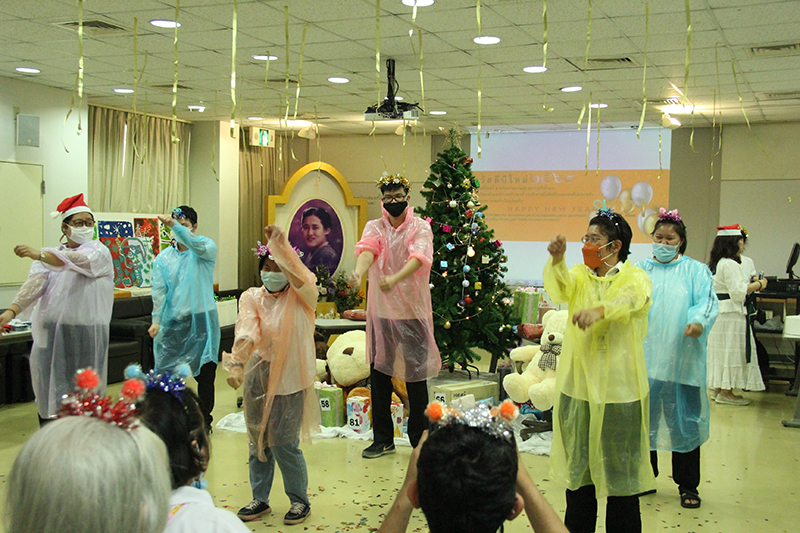 An enjoyable performance by staff with different abilities from 60+Plus Bakery & Chocolate Café