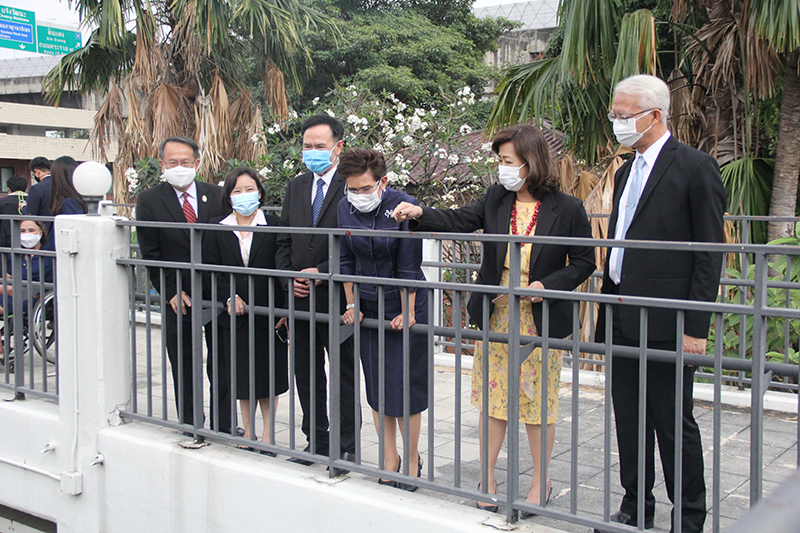 Taking a tour of the surrounds of the Center (left to right) Mr. Prasong Phanlima (CEO of The Office of the Government Pawnshop), Ms. Saranpat Anumatrajkij (Director-General of Department of Empowerment of Persons with Disabilities), Mrs. Supatcha Sutthiphol (Director-General of the Department of Children and Youth), Mr. Suthi Jantarawong (Director-General Department of Social Development and Welfare). The tour was facilitated by Mr. Piroon Laismit, APCD Executive Director.