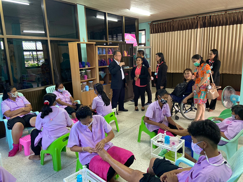 3. Foot massage training was demonstrated by trainees with intellectual disabilities at the Center for Empowerment and Vocational Development for Persons with Disabilities in Nakhon Sri Thammarat Province. APCD mission members were impressed with their knowledge.