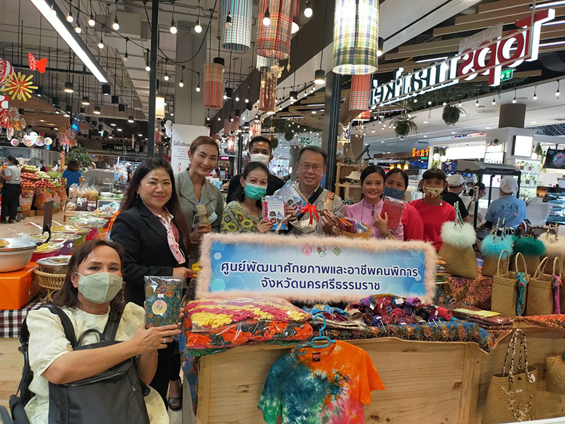 6. APCD mission members checked accessibility and learned about products made by people with disabilities at the shopping mall center.