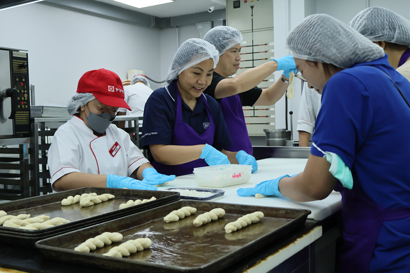 Baking activity with persons with disabilities.