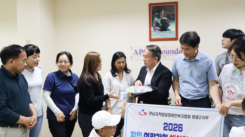 Photo 3: The South Korean delegation brought gifts for Mr. Piroon Laismit.