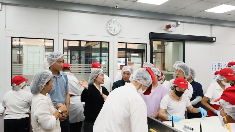 Photo 4: The South Korean delegation visited Yamazaki training kitchen