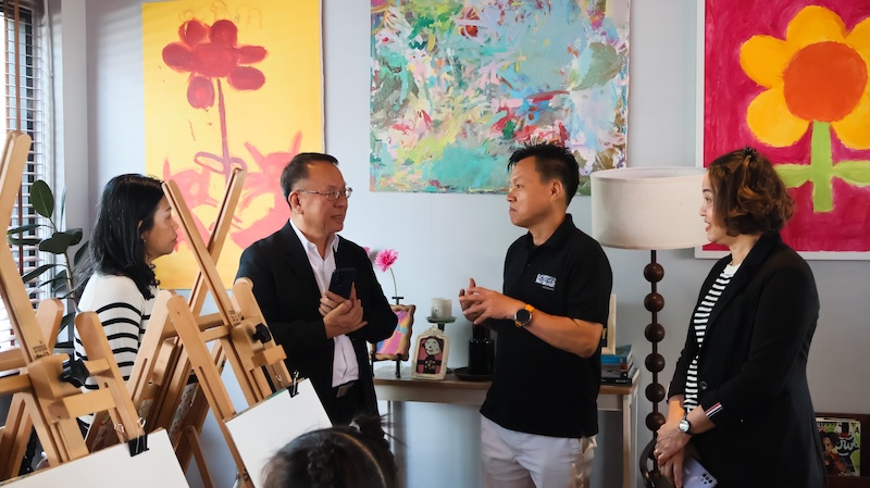 Photo of Mr. Suchart Owatwunasakul amd Mr. Piroon Laismit discussing