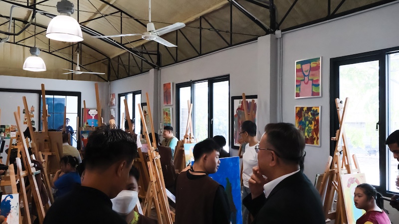 Mr. Piroon Laismit visit the Inclusive-Disabilities Art studio