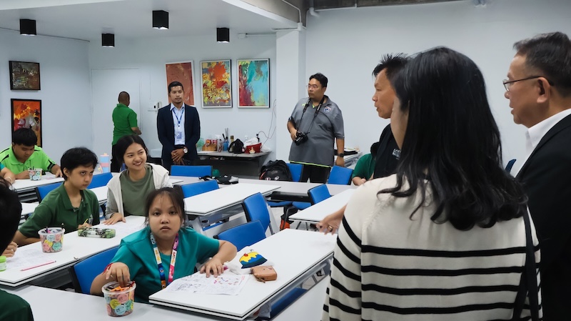 Mr. Piroon Laismit visit the Interlectual-Disabilities classroom