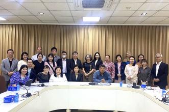 ภาพหมู่ผู้เข้าร่วมประชุม ประกอบด้วยสมาชิกคณะกรรมการที่ปรึกษาจากองค์กรต่างๆ และคณะทำงานโครงการ